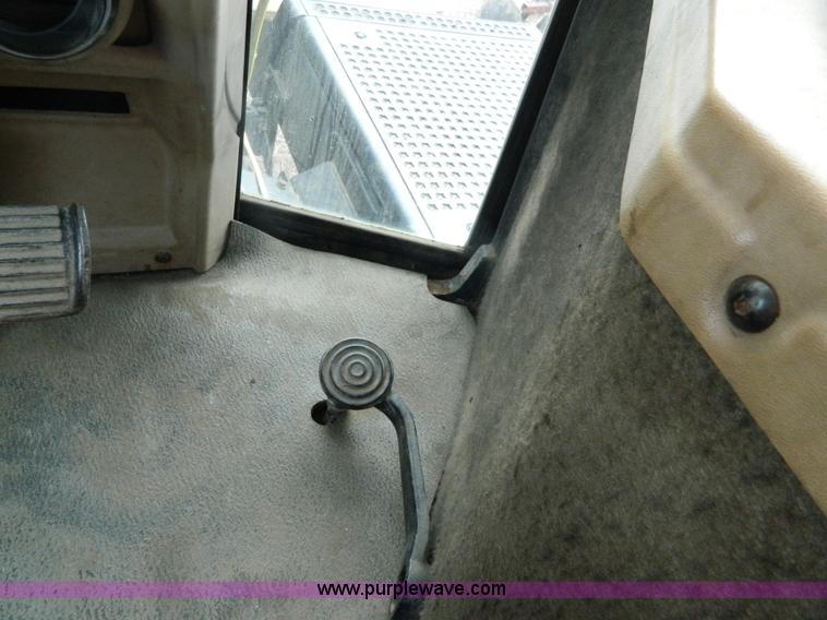 image for item G7742 1989 Caterpillar Challenger 65A  tractor