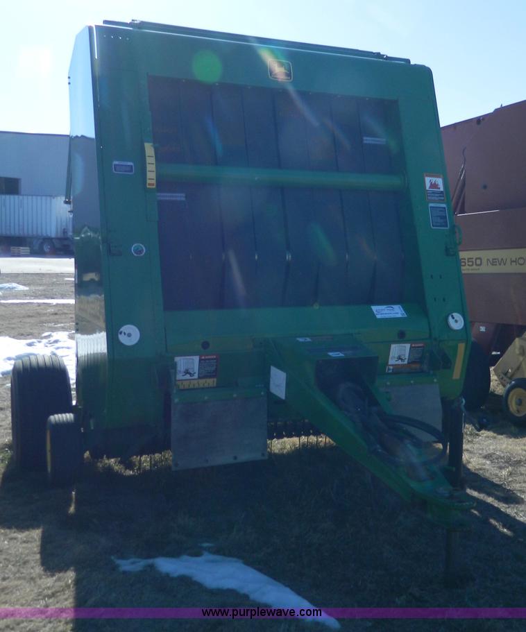 image for item G7744 2001 John Deere 567 round baler