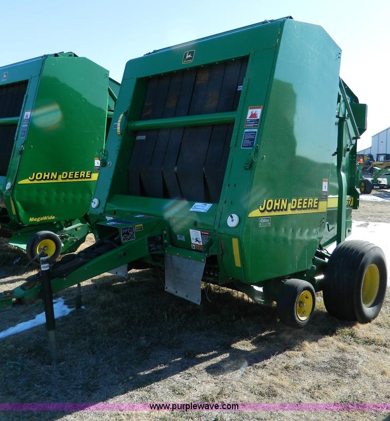 image for item G7744 2001 John Deere 567 round baler