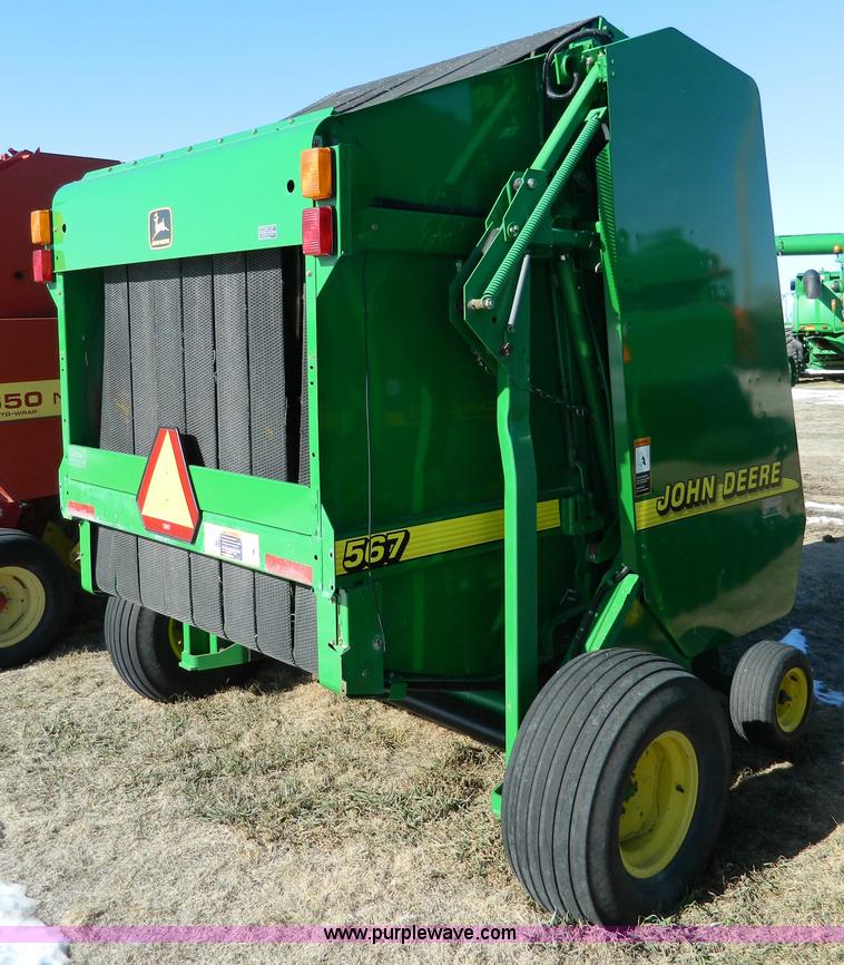 image for item G7744 2001 John Deere 567 round baler