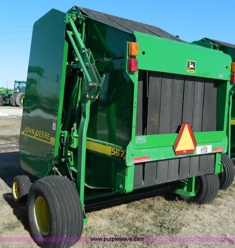 image for item G7744 2001 John Deere 567 round baler