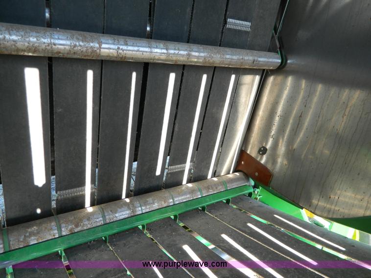 image for item G7744 2001 John Deere 567 round baler