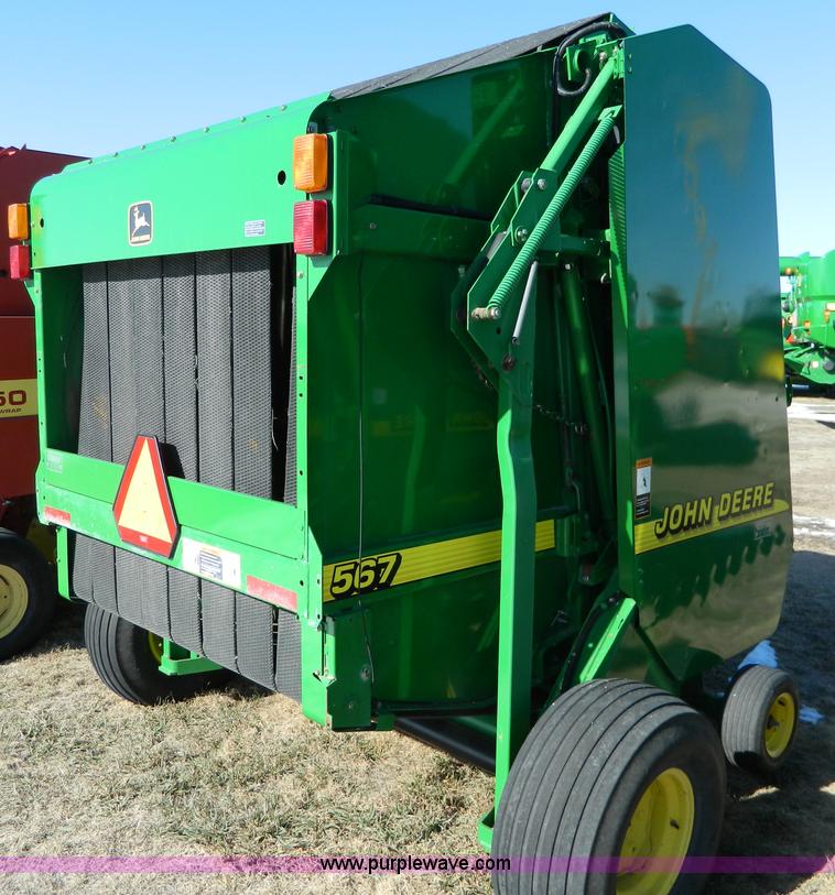 image for item G7744 2001 John Deere 567 round baler