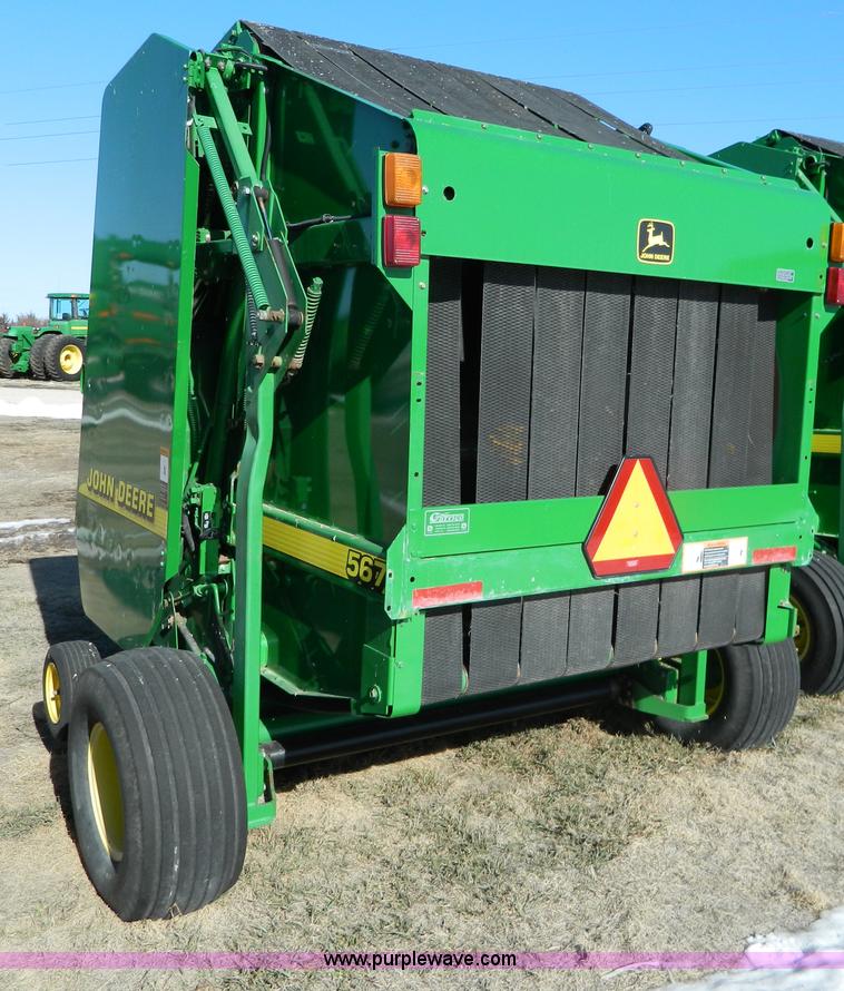 image for item G7744 2001 John Deere 567 round baler
