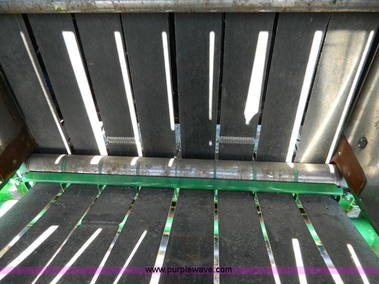 image for item G7744 2001 John Deere 567 round baler