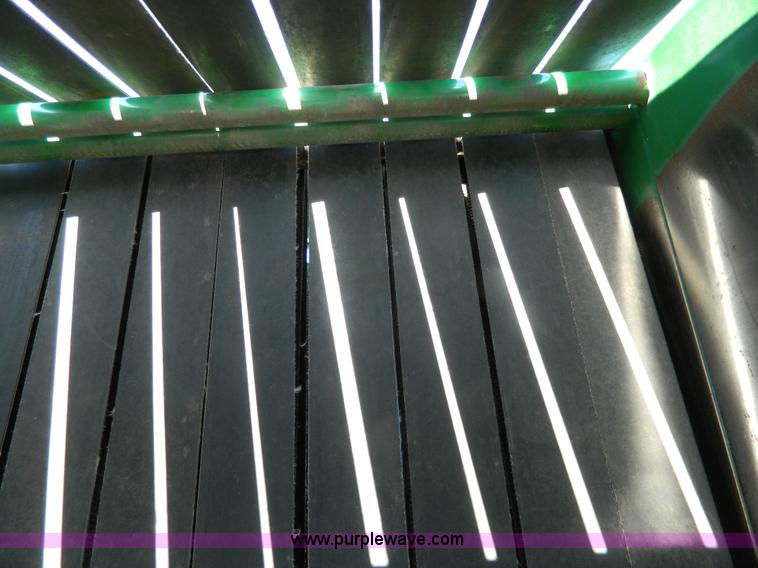 image for item G7744 2001 John Deere 567 round baler