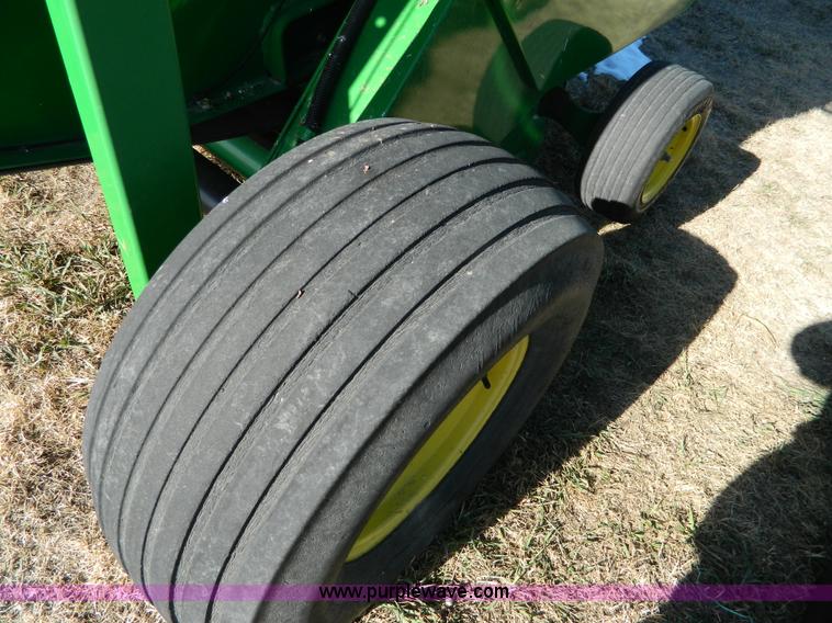 image for item G7744 2001 John Deere 567 round baler