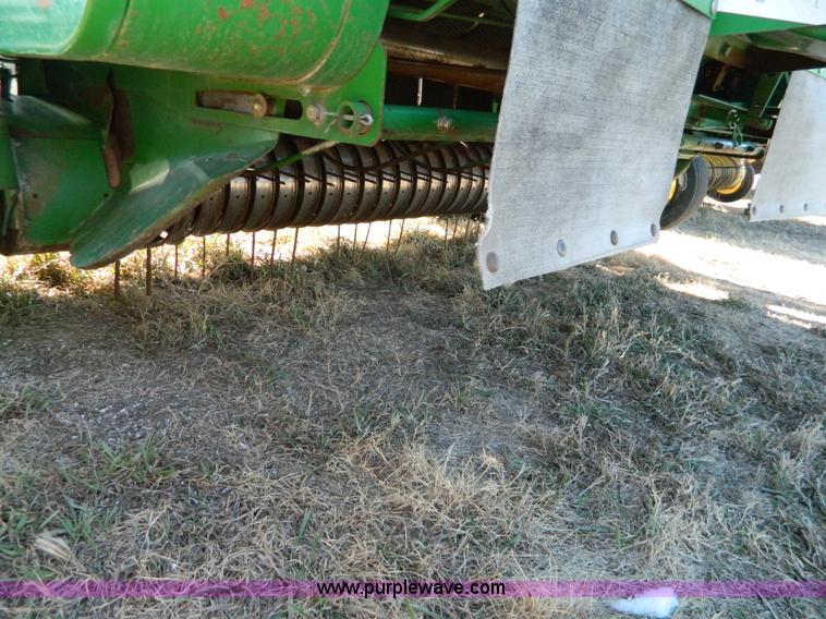 image for item G7744 2001 John Deere 567 round baler