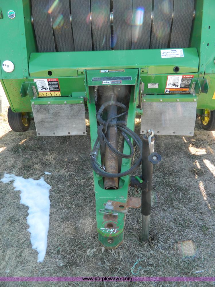 image for item G7744 2001 John Deere 567 round baler