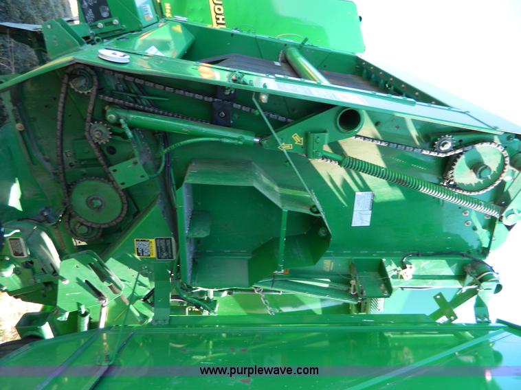 image for item G7744 2001 John Deere 567 round baler