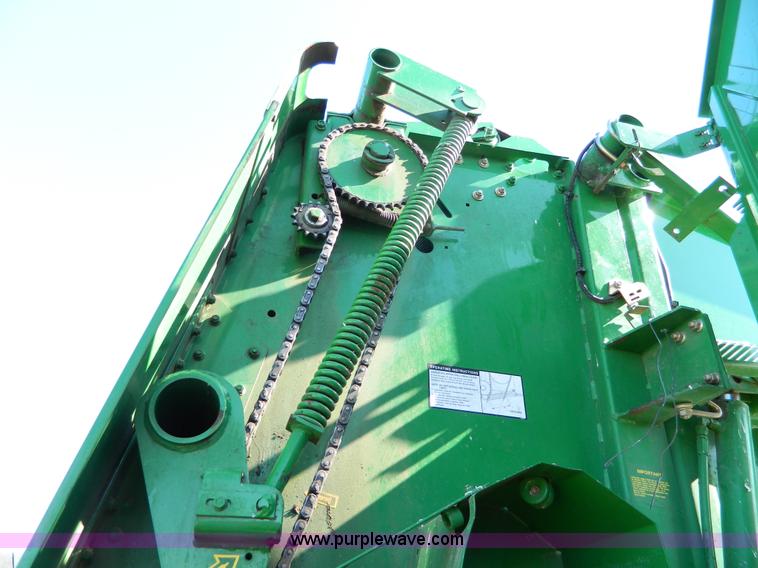 image for item G7744 2001 John Deere 567 round baler