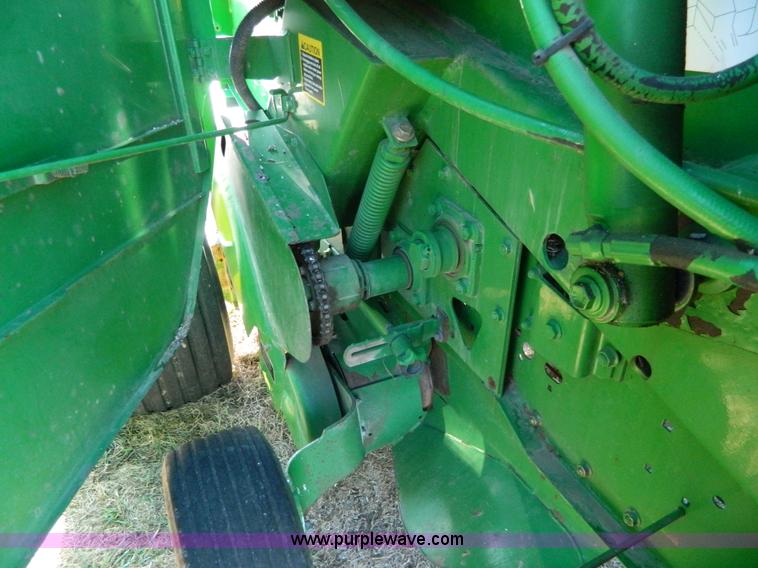 image for item G7744 2001 John Deere 567 round baler