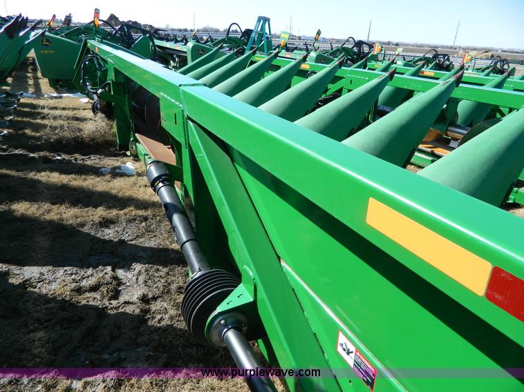 image for item G7749 2010 John Deere 612C corn header