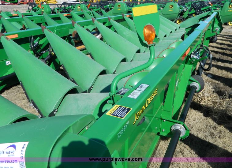 image for item G7749 2010 John Deere 612C corn header