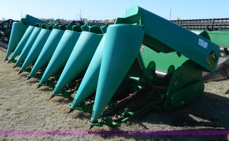 image for item G7753 1994 John Deere 893 corn header