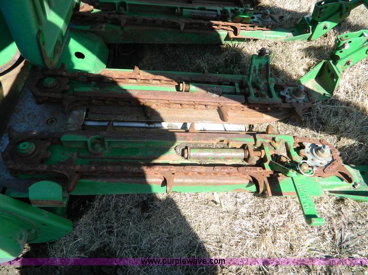 image for item G7753 1994 John Deere 893 corn header
