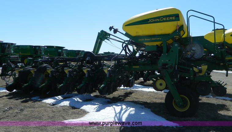 image for item G7756 2009 John Deere 1770 CCS no-till planter
