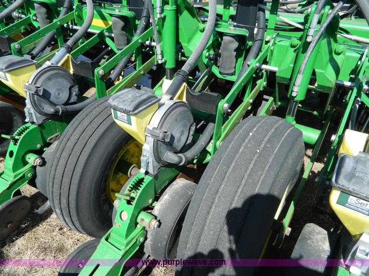 image for item G7756 2009 John Deere 1770 CCS no-till planter