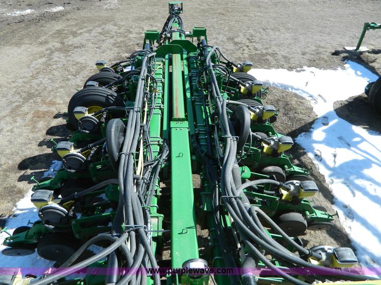 image for item G7756 2009 John Deere 1770 CCS no-till planter