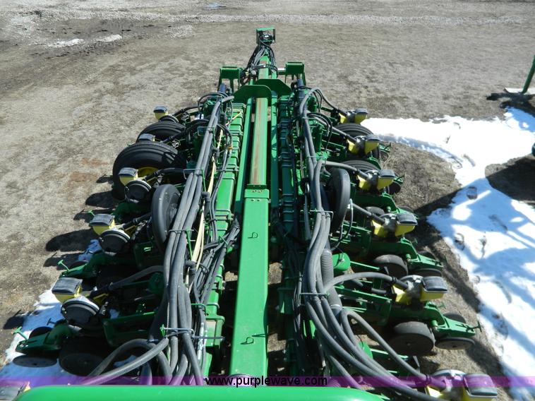 image for item G7756 2009 John Deere 1770 CCS no-till planter