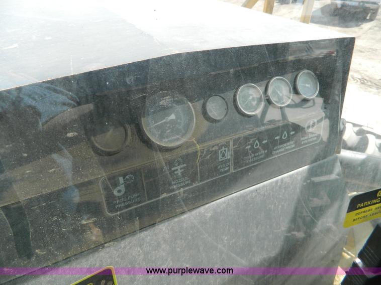 image for item G7758 1995 Ag-Chem RoGator 854 self-propelled sprayer