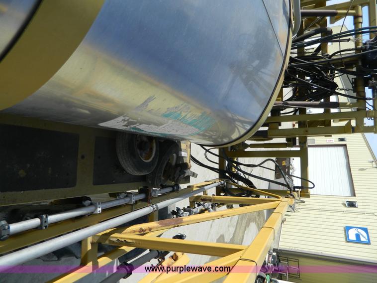 image for item G7758 1995 Ag-Chem RoGator 854 self-propelled sprayer