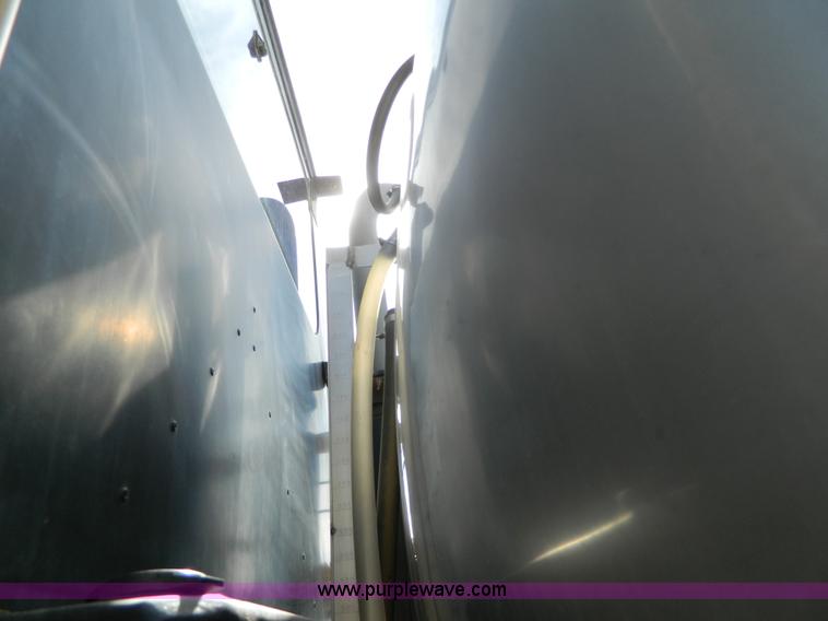 image for item G7758 1995 Ag-Chem RoGator 854 self-propelled sprayer