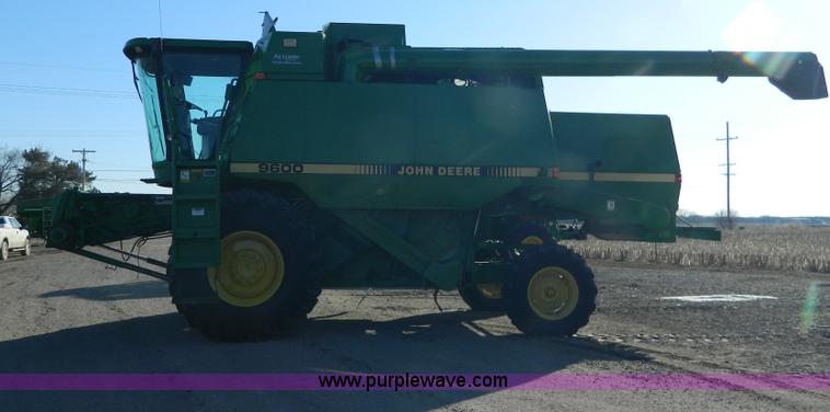 image for item G7759 1992 John Deere 9600 combine