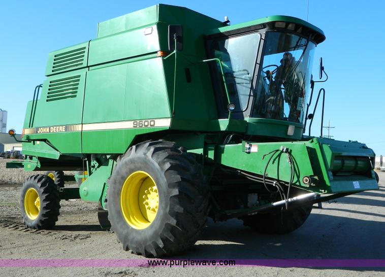 image for item G7759 1992 John Deere 9600 combine