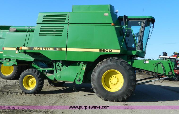 image for item G7759 1992 John Deere 9600 combine