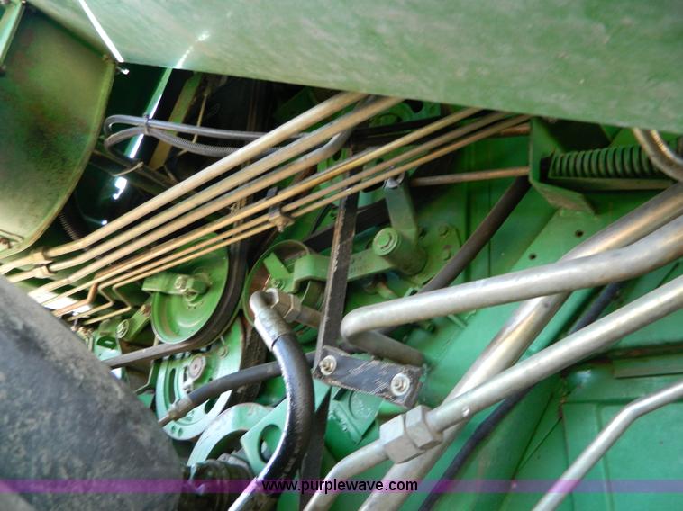 image for item G7759 1992 John Deere 9600 combine
