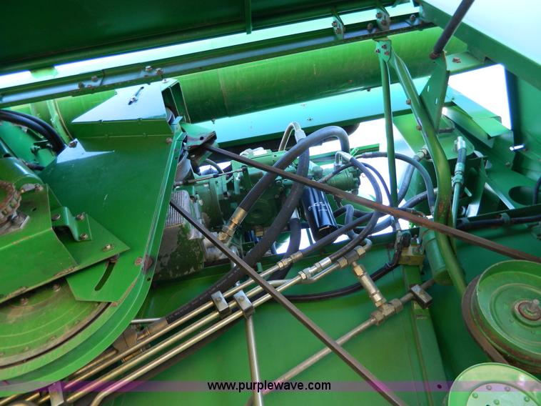image for item G7759 1992 John Deere 9600 combine