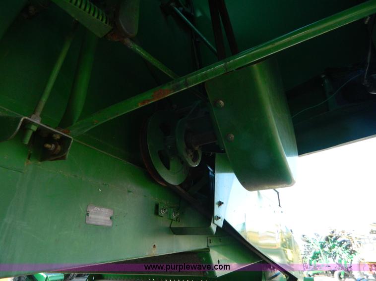 image for item G7759 1992 John Deere 9600 combine