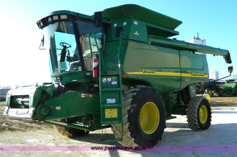 image for item G7762 2001 John Deere 9750 STS combine