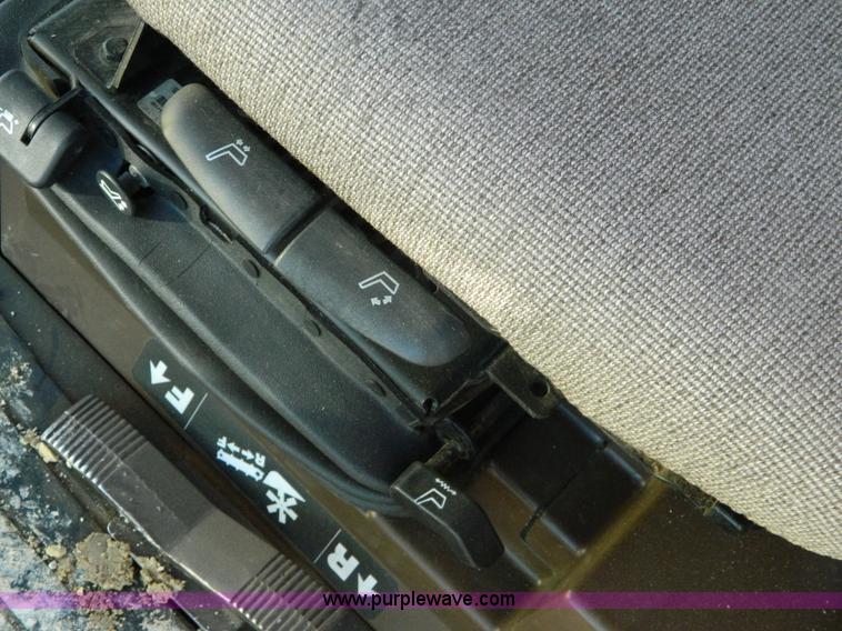 image for item G7762 2001 John Deere 9750 STS combine