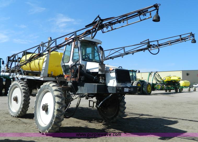 image for item G7763 1994 Willmar 760 self-propelled sprayer