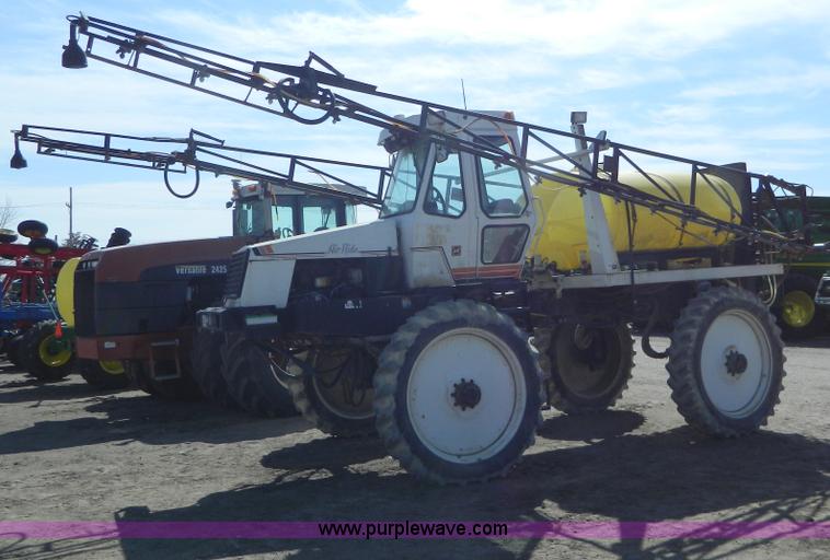 image for item G7763 1994 Willmar 760 self-propelled sprayer