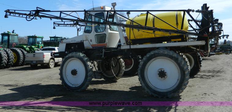 image for item G7763 1994 Willmar 760 self-propelled sprayer