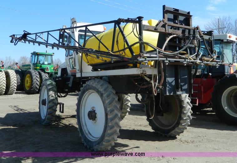 image for item G7763 1994 Willmar 760 self-propelled sprayer