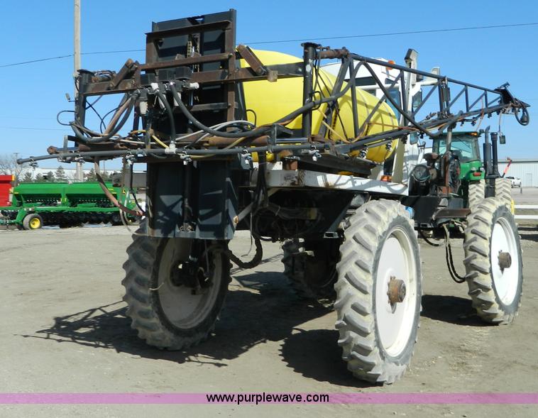 image for item G7763 1994 Willmar 760 self-propelled sprayer