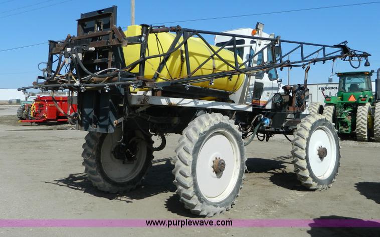 image for item G7763 1994 Willmar 760 self-propelled sprayer