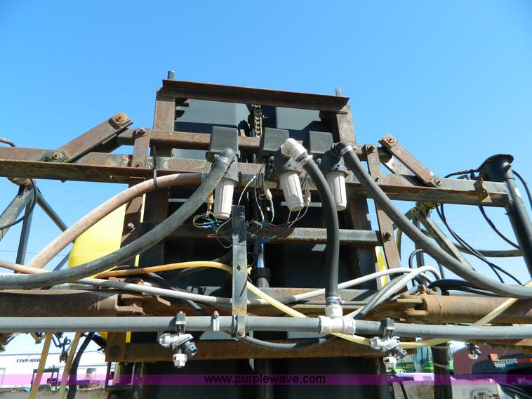 image for item G7763 1994 Willmar 760 self-propelled sprayer