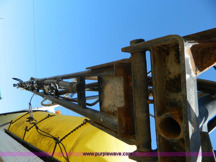 image for item G7763 1994 Willmar 760 self-propelled sprayer