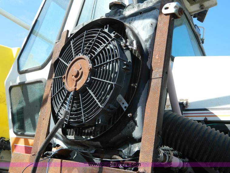 image for item G7763 1994 Willmar 760 self-propelled sprayer