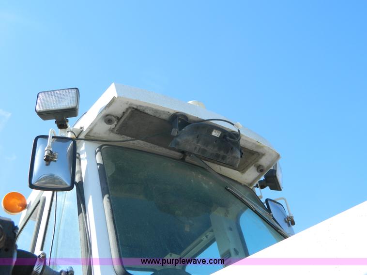 image for item G7763 1994 Willmar 760 self-propelled sprayer