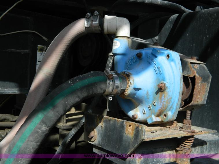 image for item G7763 1994 Willmar 760 self-propelled sprayer