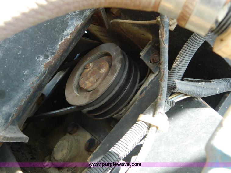 image for item G7763 1994 Willmar 760 self-propelled sprayer