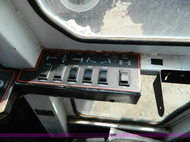 image for item G7763 1994 Willmar 760 self-propelled sprayer