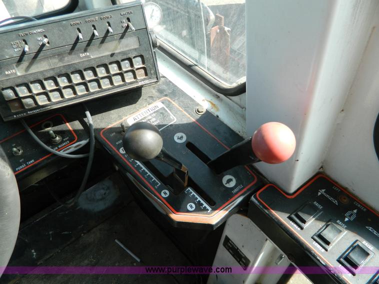 image for item G7763 1994 Willmar 760 self-propelled sprayer