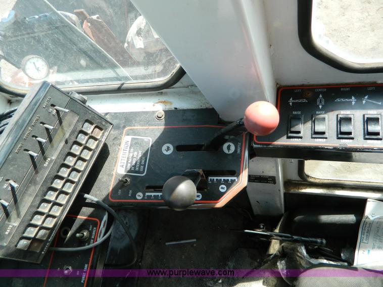 image for item G7763 1994 Willmar 760 self-propelled sprayer